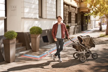 Fernwärme in Düsseldorf: Ein Mann lehnt an einem Kinderwagen