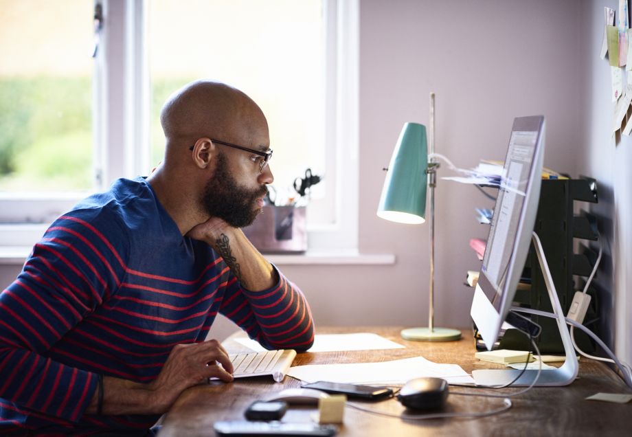 Ein Mann arbeitet in seinem Arbeitszimmer am Computer. © 10‘000 Hours / DigitalVision via Getty Images