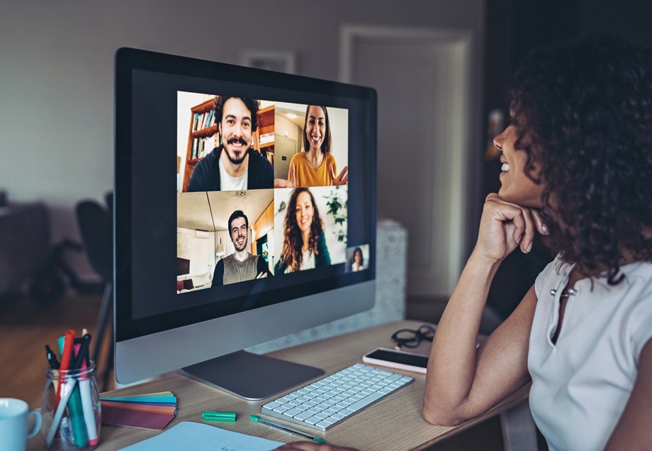Digital Leadership: Eine Frau kommuniziert in einer virtuellen Besprechung mit ihren Arbeitskollegen.