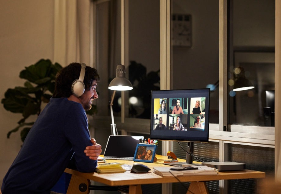 Remote arbeiten: Mann videotelefoniert mit seinen Kollegen.