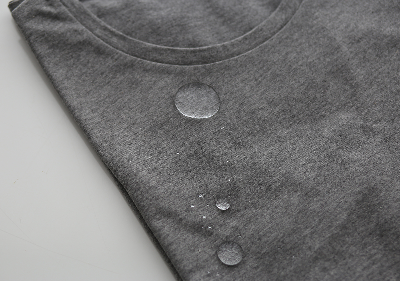 Wasserabweisendes T-Shirt in Grau 