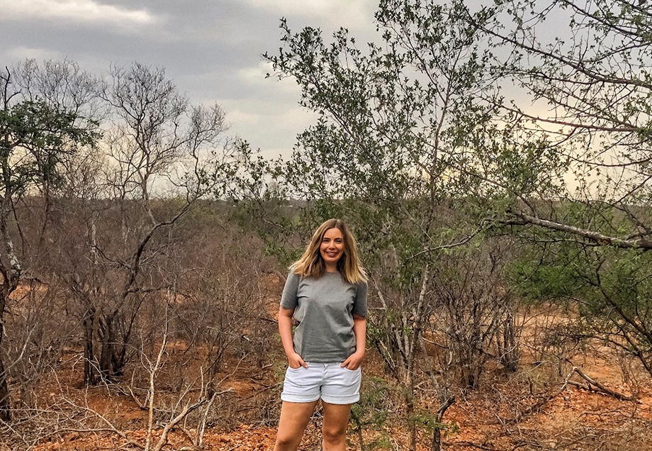 Katharina Bansemer trägt wasserabweisendes T-Shirt während ihrer Afrikareise