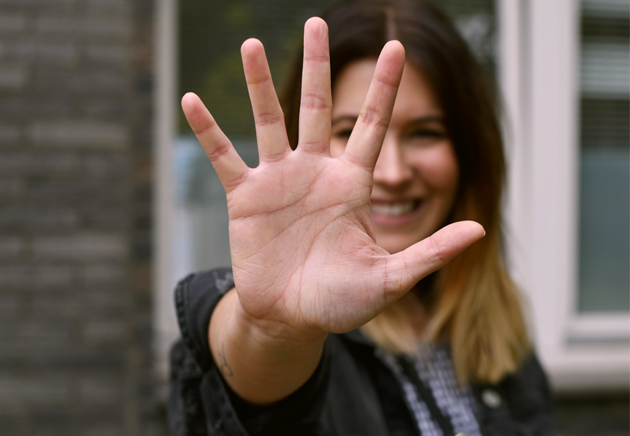 Jennifer Schleich (www.jestil.de) hält ihre fünf Finger in die Kamera