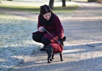 Jennifer Schleich von www.jestil.de mit ihrem Hund Frida bei einem Spaziergang im Winter.