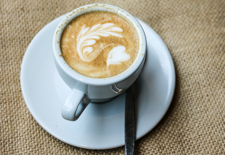 Das Café Schvarz bietet vom klassischen Espresso über Kuchen bis hin zu Baristaschulungen ein breites Spektrum rund um das Thema Kaffee.