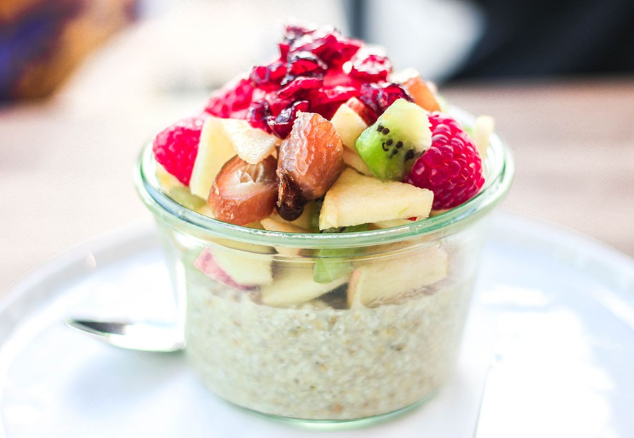 Die Joghurt Bowl ist eine beliebte Wahl zum Frühstück bei Birdie & Co. Der Joghurt wird mit Früchten der Saison und getrockneten Früchten serviert. 