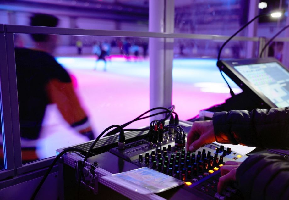 Detailaufnahme eines DJ-Pults mit einer Eislauffläche im Hintergrund.