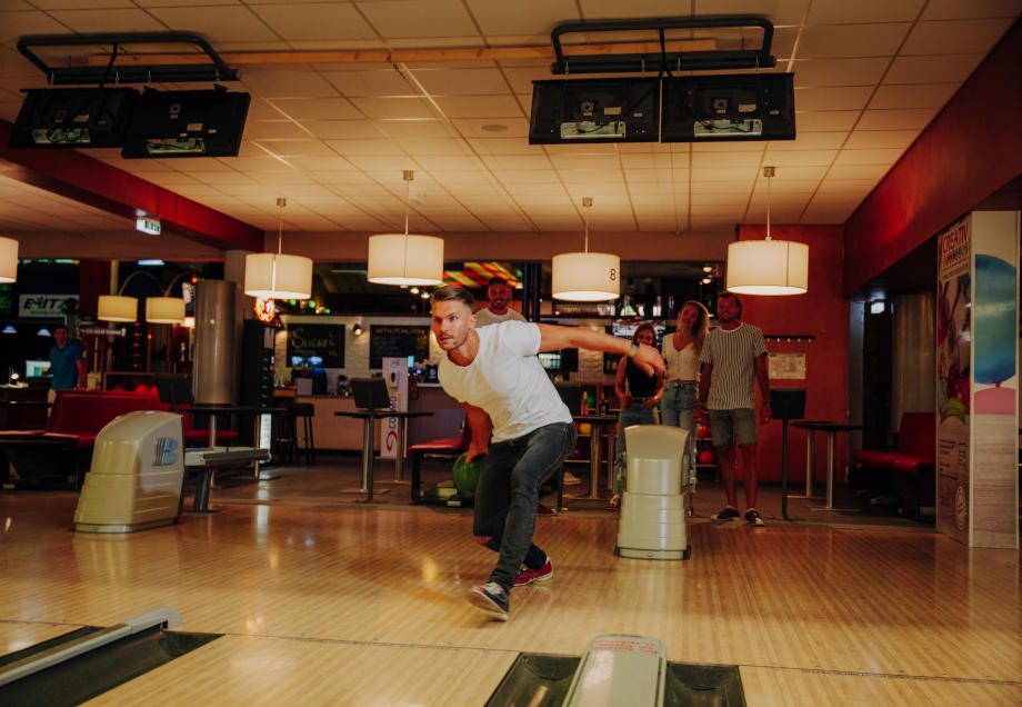 Ein Mann wirft eine Bowlingkugel. © Cosmo Sports