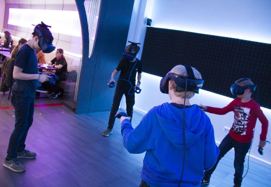 Vier Kinder spielen VR-Spiel im Holocafé. © Holocafé Düsseldorf