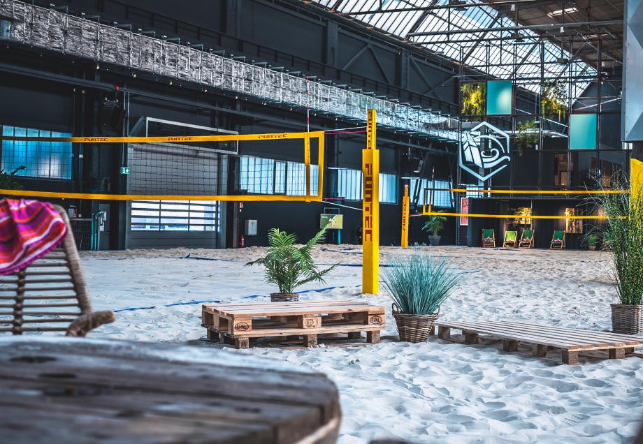 Indoor-Plätze im RheinRiff für Beachvolleyball.
