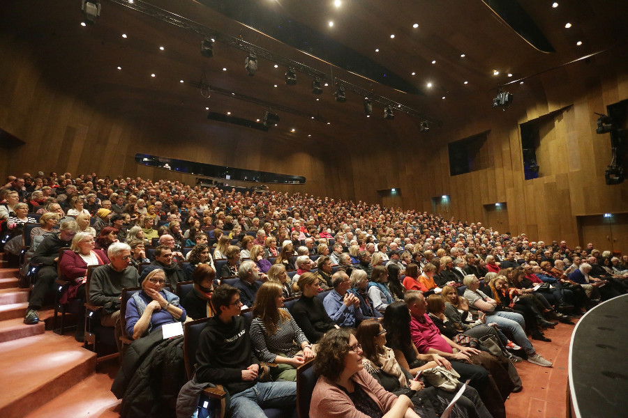 Ein gefüllter Theatersaal im Schauspielhaus Düsseldorf.