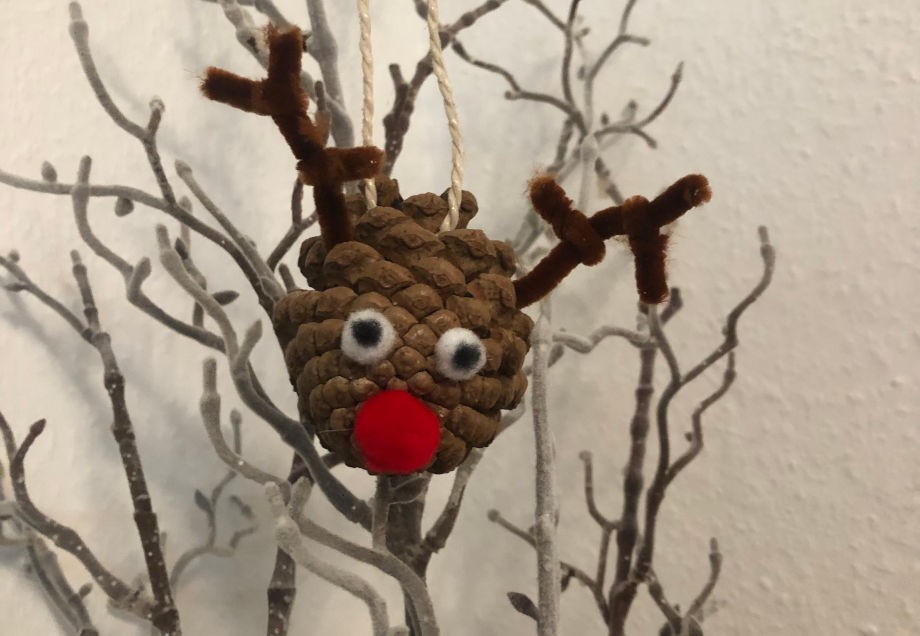 Eine Rentier Weihnachtskugel an einem Baum