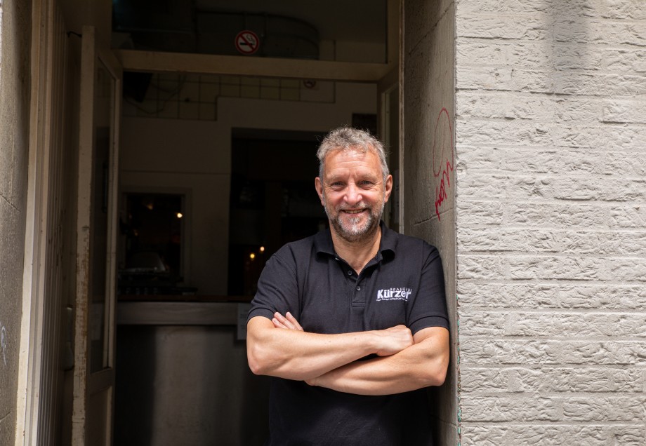 Kürzer-Chef Schwemin vor der Eingangstür seiner Brauerei