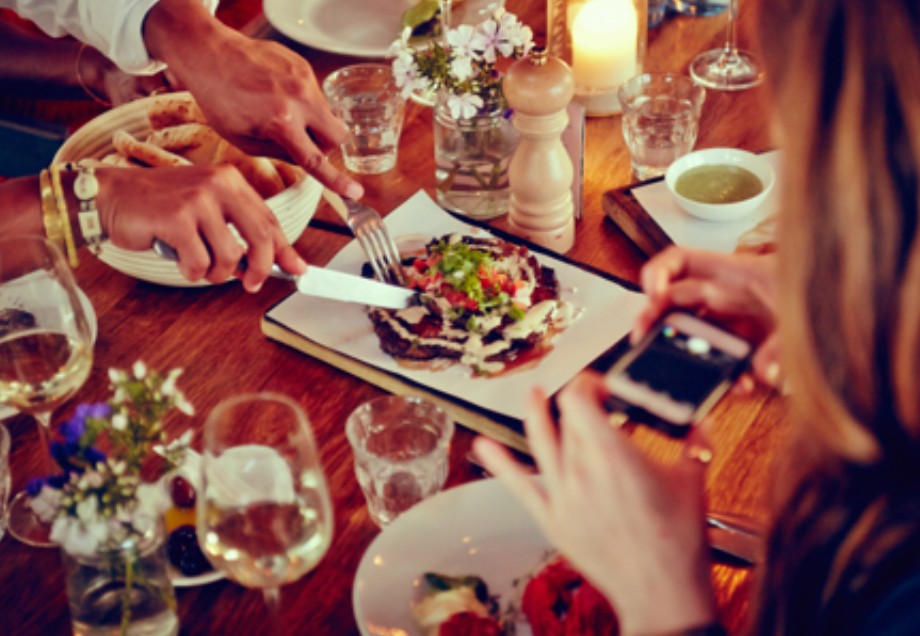 Ein gedeckter Tisch mit serviertem Levante-Gericht im Trend-Restaurant Neni.