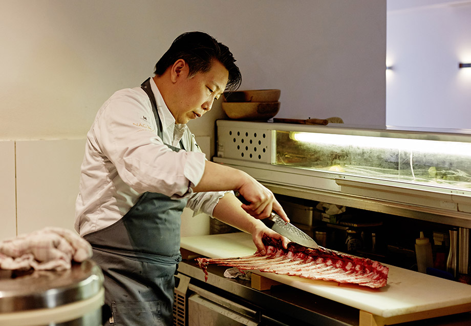 Küchenchef Yoshizumi Nagaya achtet bei der Zubereitung auf jedes Detail.