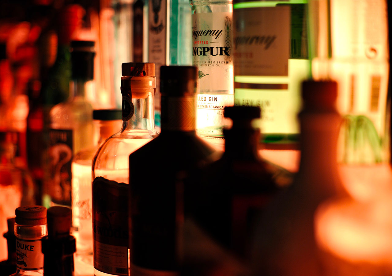 Verschiedene Spirituosen in einer Bar.