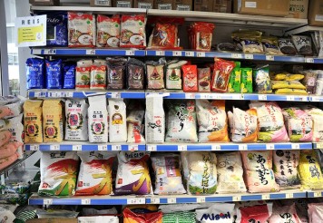 Standard-Reis gibt es im herkömmlichen Supermarkt um die Ecke. Im japanischen aber gibt es ihn in Hülle und Fülle und für jedes Nationalgericht genau die richtige Sorte.