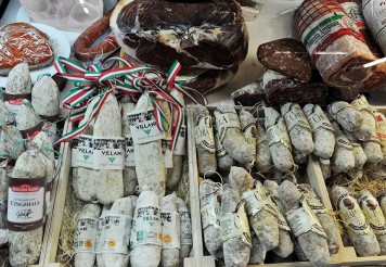 Salsiccia und Parmaschinken bekommt man mittlerweile in jedem gut sortierten Supermarkt. Italien hat aber noch viele weitere Wurstspezialitäten zu bieten, die man zum Beispiel in Flingern-Nord findet.