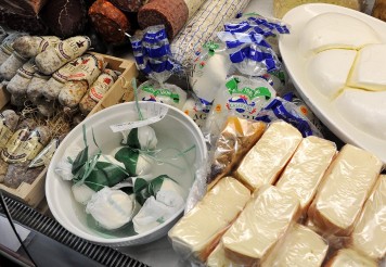 In Italien gibt es neben leckeren Wurstspezialitäten auch frischen Käse in Hülle und Fülle.   
