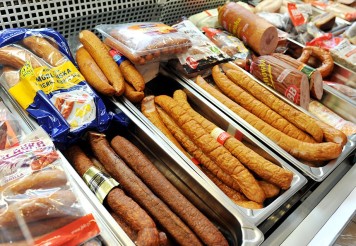 In Polen wird gern Wurst gegessen. Daher findet die sich auch in vielen landestypischen Gerichten wieder. Wer diese gerne nachkochen möchte, findet im nasz klep in Düsseldorf die richtigen Zutaten.