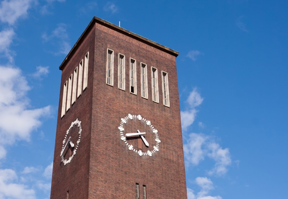 Der Uhrenturm des Düsseldorfer Hauptbahnhofs in Nahaufnahme