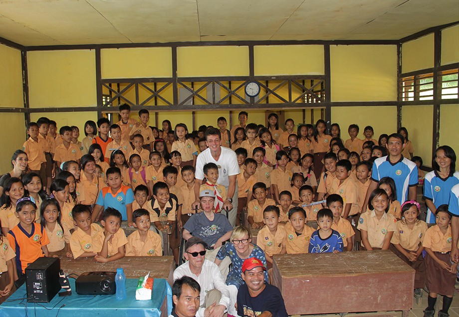 Gruppenfoto von Benni Over und seinem Team inmitten eines Klassenraums voll indonesischer Grundschüler.