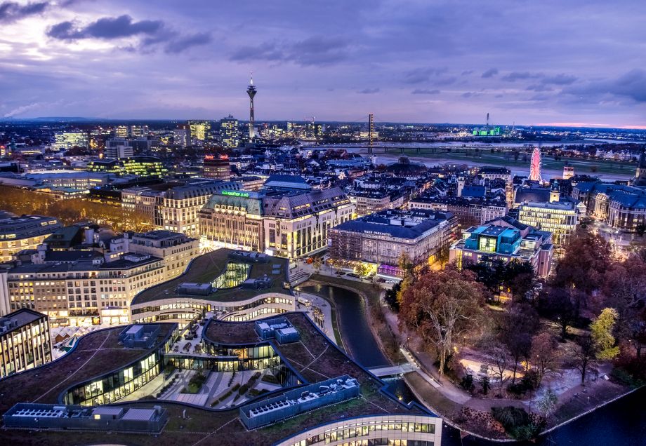 Eine Luftaufnahme von Düsseldorf bei Dämmerung. © Joachim Fromm / EyeEM via Getty Images