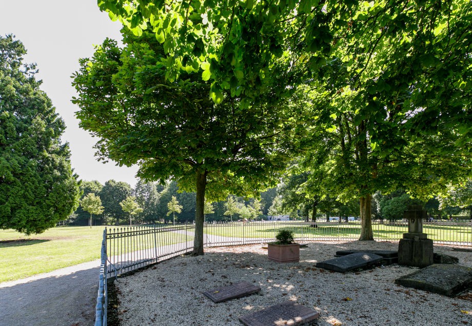 Düsseldorfer Parks: Grabsteine auf dem Alten Bilker Friedhof