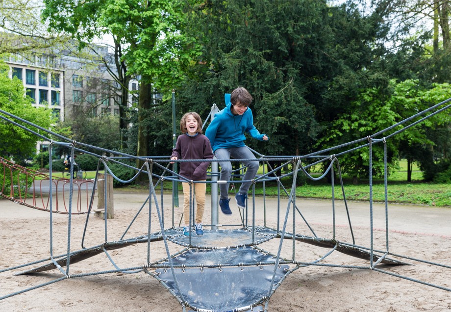 Zwei Kinder tollen auf einem Düsseldorfer Spielplatz herum