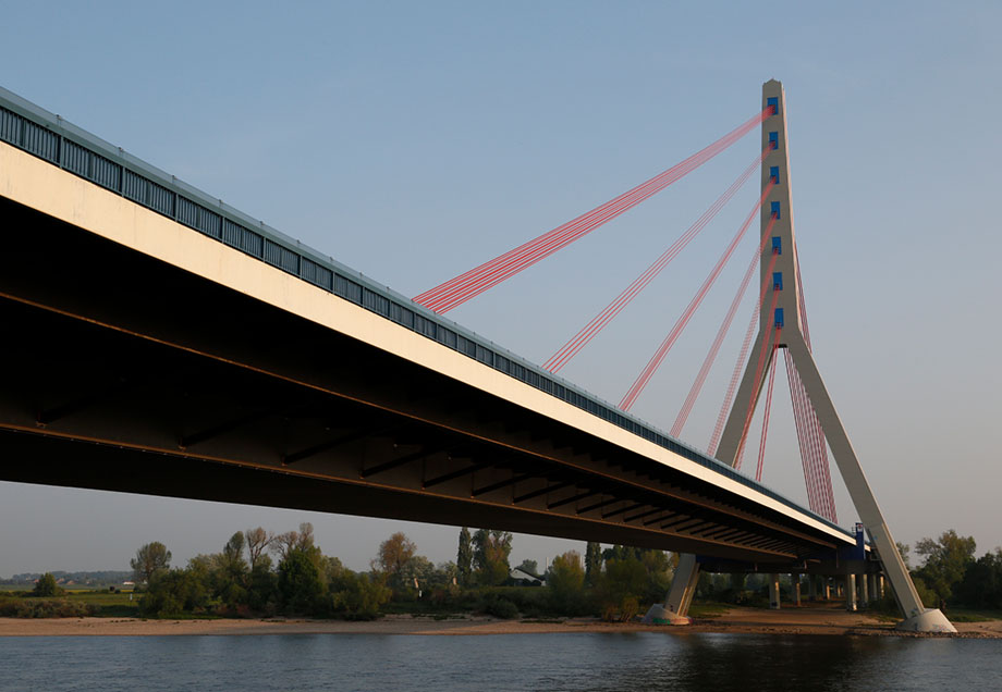 Die Fleher Autobahnbrücke führt zwischen Düsseldorf und Neuss über den Rhein.