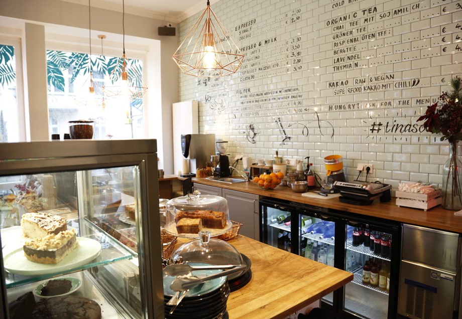 Auslage und Theke in Lina’s Coffee Brew Bar & Deli am Fürstenplatz