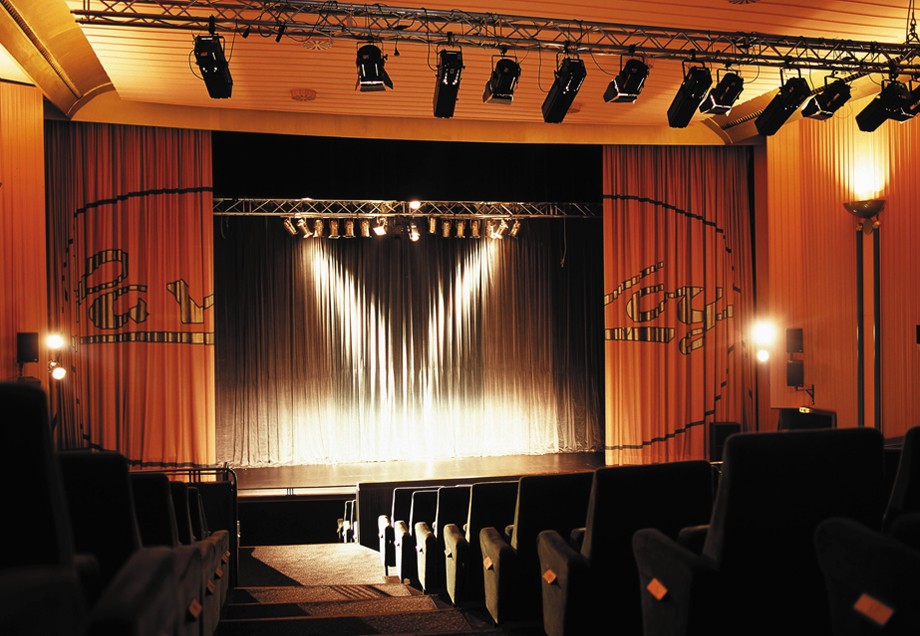 Blick durch Vorführ- und Auftrittsraum auf die Bühne des Savoy Theaters in Friedrichstadt