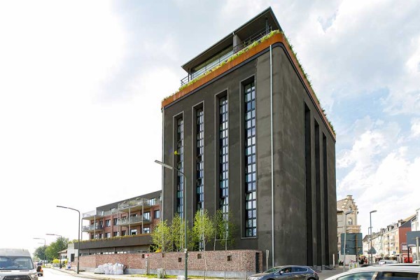 Zum Wohngebäude umgebauter Hoch- (rechts) und Flachbunker (links) aus dem 2. Weltkrieg Ecke Heyestraße - Torfbruchstraße
