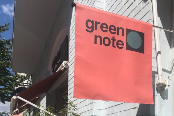 Eine Fahne mit dem Schriftzug Green Note
