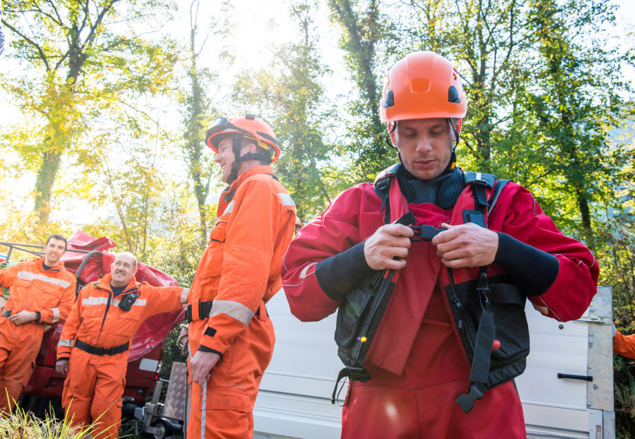 Hochwasser in Düsseldorf: Feuerwehrmänner bereiten sich auf Einsatz vor