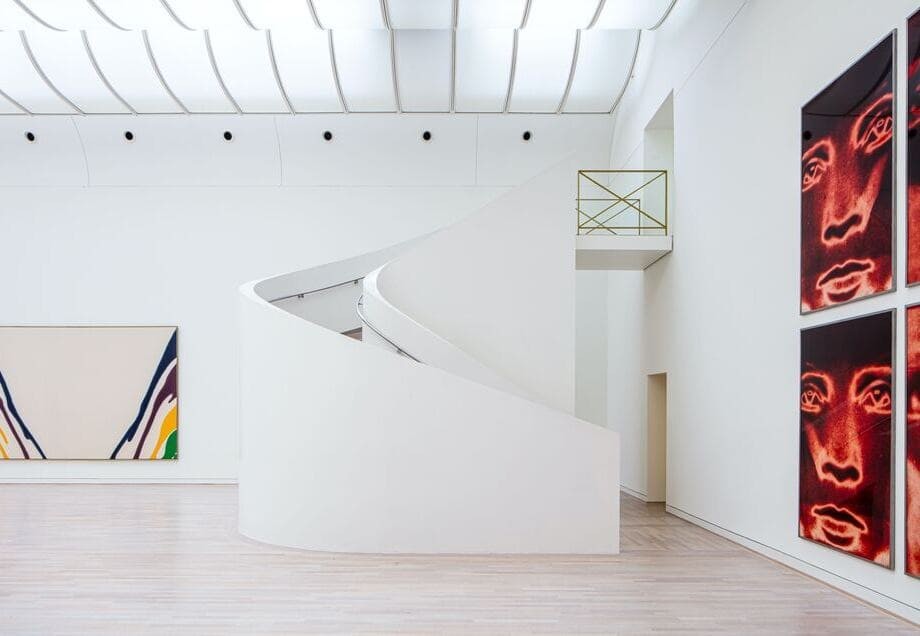 K20 in Düsseldorf: Eine Wendetreppe zwischen bunten und wunderschönen Kunstwerken.
