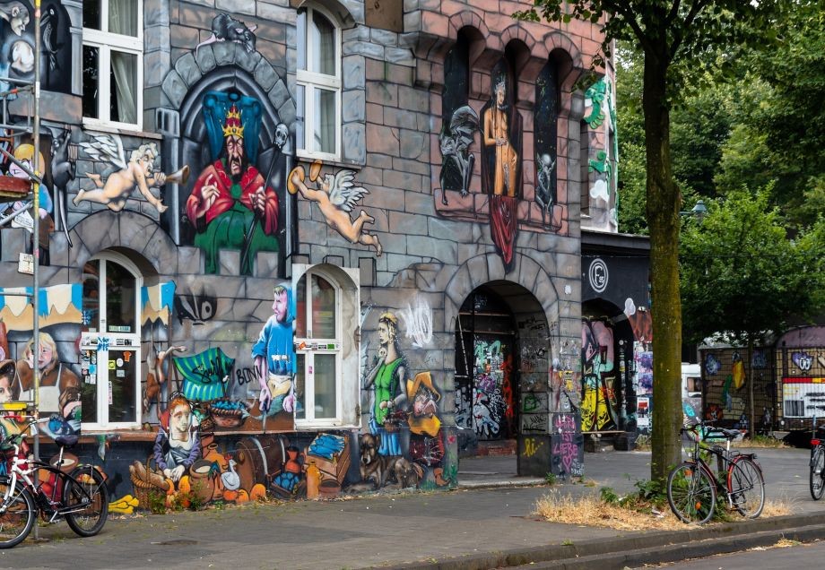 Aufnahme einer Hauswand der Kiefernstraße samt Street-Art