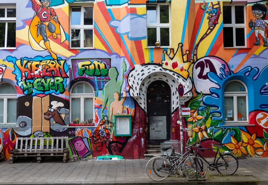 Graffiti an einer Hauswand an der Kiefernstraße in Düsseldorf © herbert2512 via Pixabay