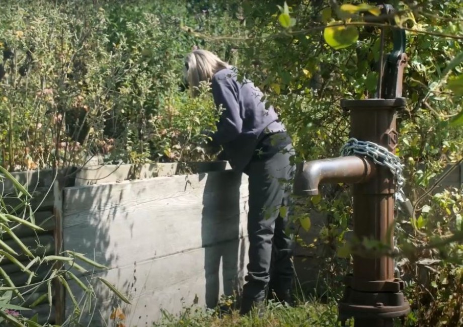 ÖKOTOP HEERDT: Ein Mietgarten mit Handpumpe für die Wasserversorgung.
