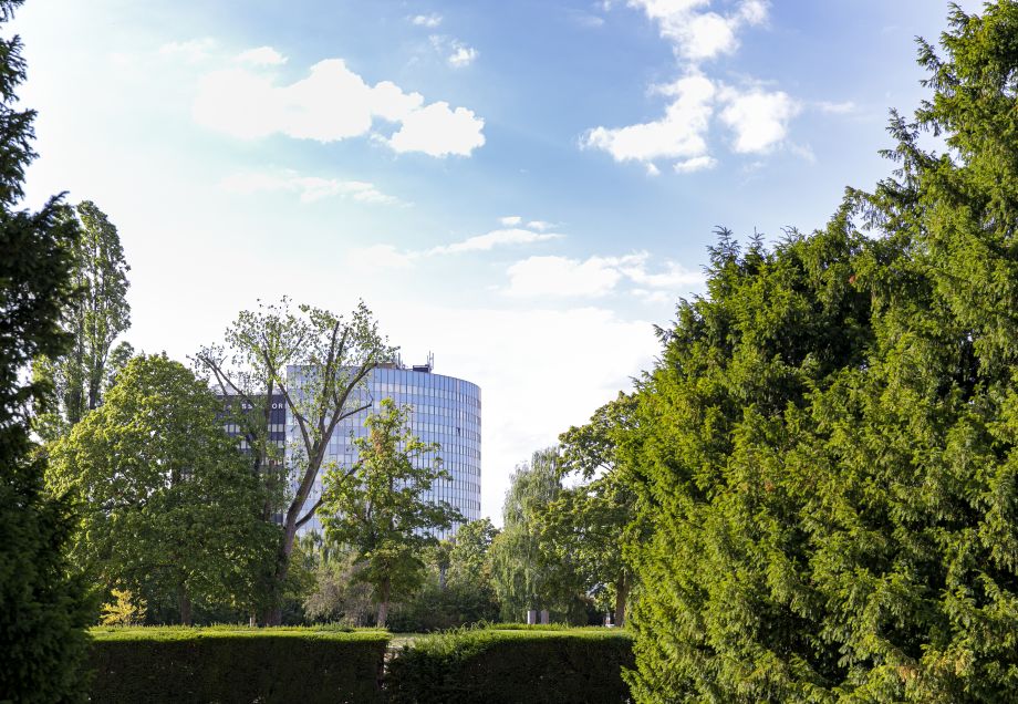 Blick vom Nordpark auf ein Gebäude der Düsseldorfer Messe © Ulrik Eichentopf