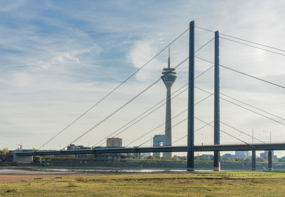 Oberkassler Brücke in Düsseldorf mit Blick auf den Rheinturm