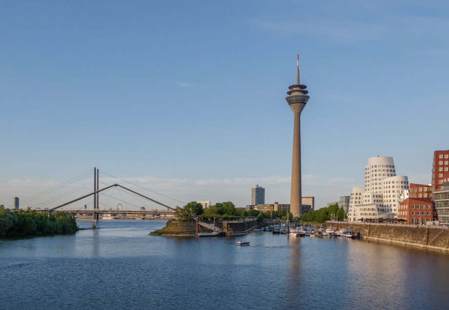Düsseldorfer Kulisse mit Rheinturm, Oberkassler Brücke und Mediahafen 