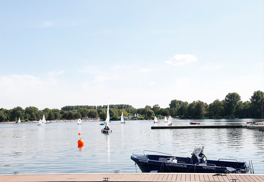 Blick auf die Segelboote auf dem Unterbacher See unter klarem Himmel