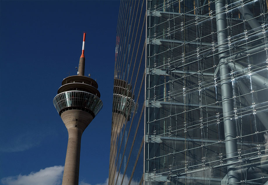 Der Rheinturm mit Spiegelung im Stadttor in Düsseldorf, der Landeshauptstadt von Nordrhein-Westfalen.
