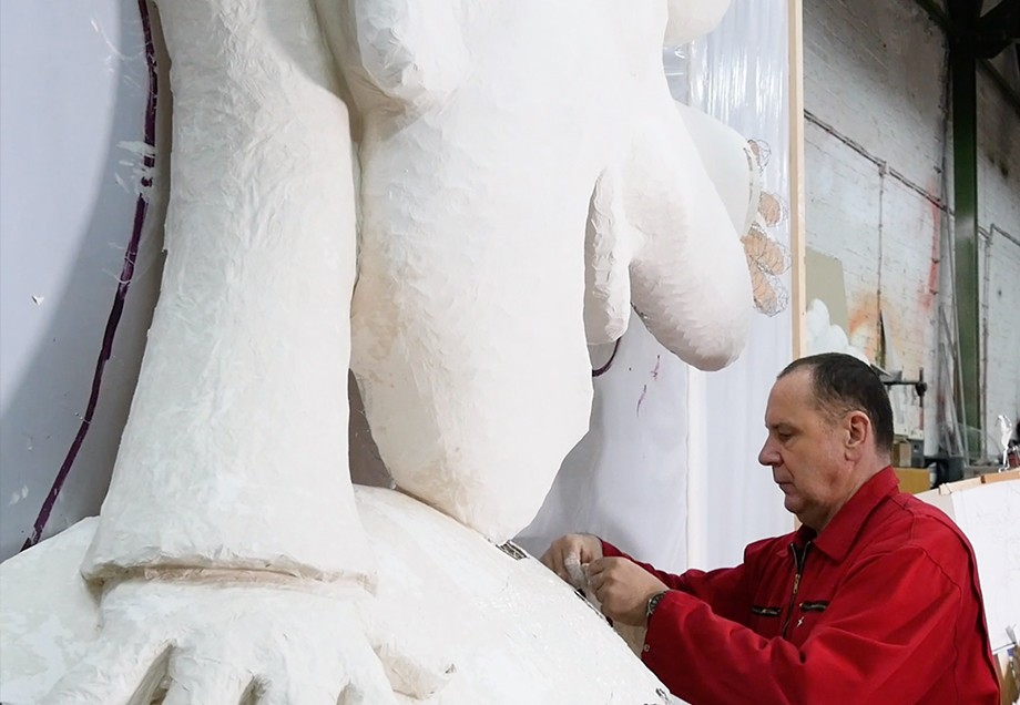 Jacques Tilly in seinem Atelier vor einer Karnevalsfigur in Rohfassung.