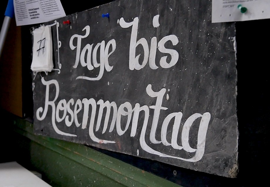 Ein Kalender in Jacques Tillys Werkstatt zeigt, wie viele Tage es noch bis Rosenmontag sind.
