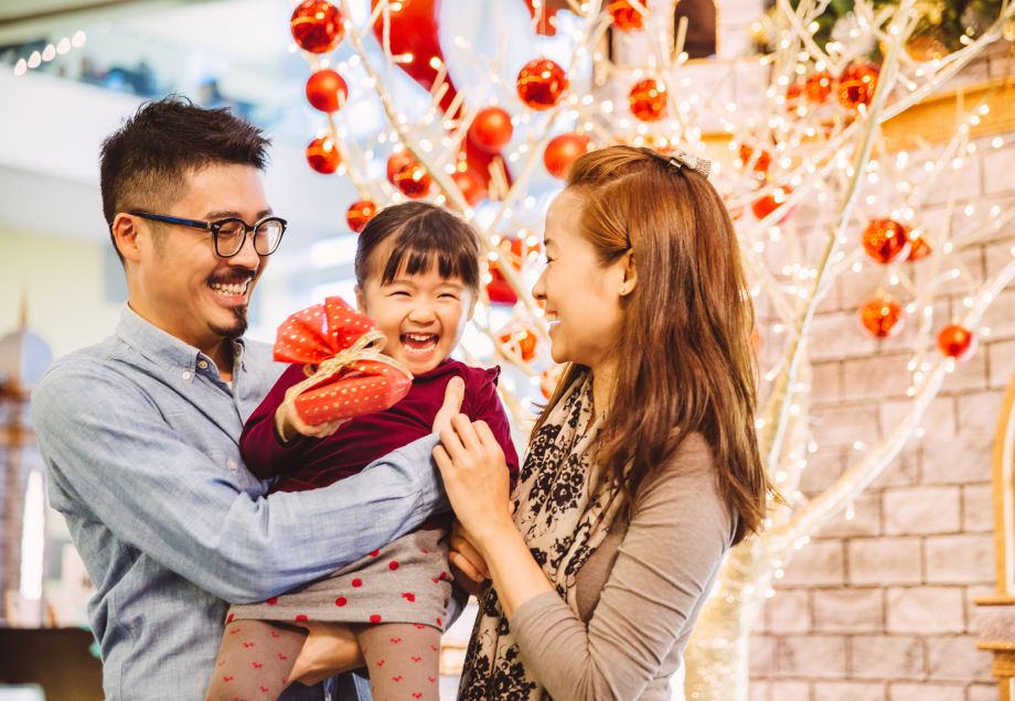 Weihnachten in anderen Ländern: Familie unter dem Weihnachtsbaum