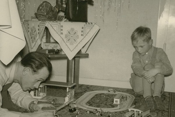 Ein Vater baut mit seinem Sohn eine Eisenbahn auf. © Stadtarchiv Düsseldorf