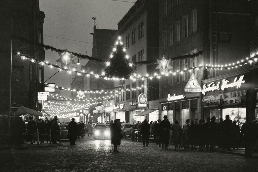 Weihnachtsbeleuchtung in einer Straße in Düsseldorf. © Stadtarchiv Düsseldorf