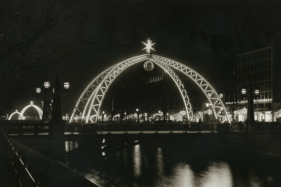 Weihnachtlich beleuchtete Brücken auf der KÖ. © Stadtarchiv Düsseldorf